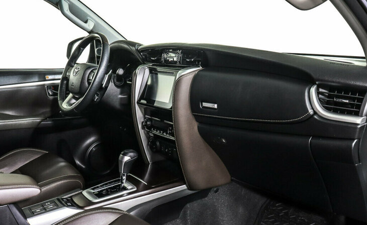 Toyota Fortuner - Фото 8