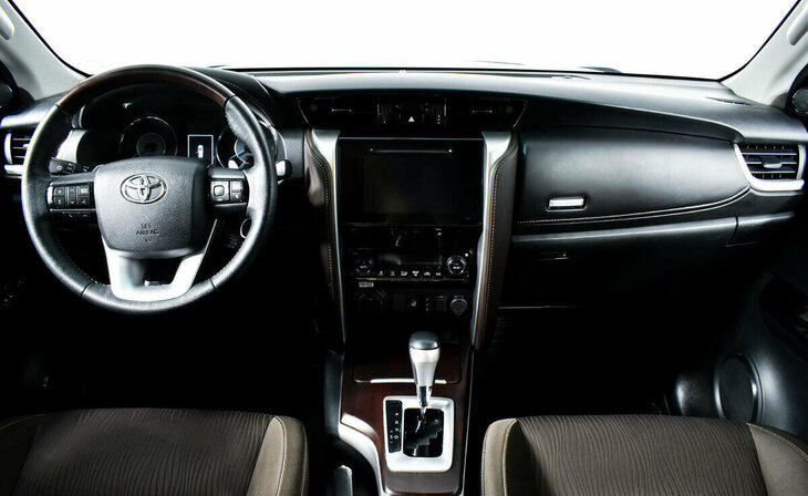 Toyota Fortuner - Фото 7