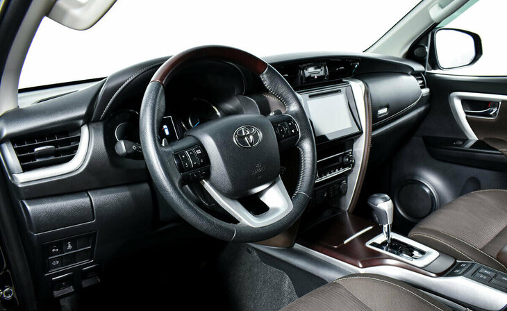 Toyota Fortuner - Фото 8