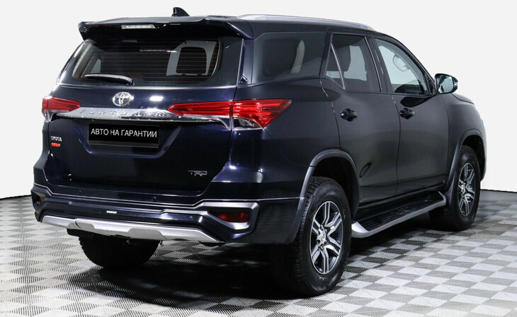 Toyota Fortuner - Фото 2