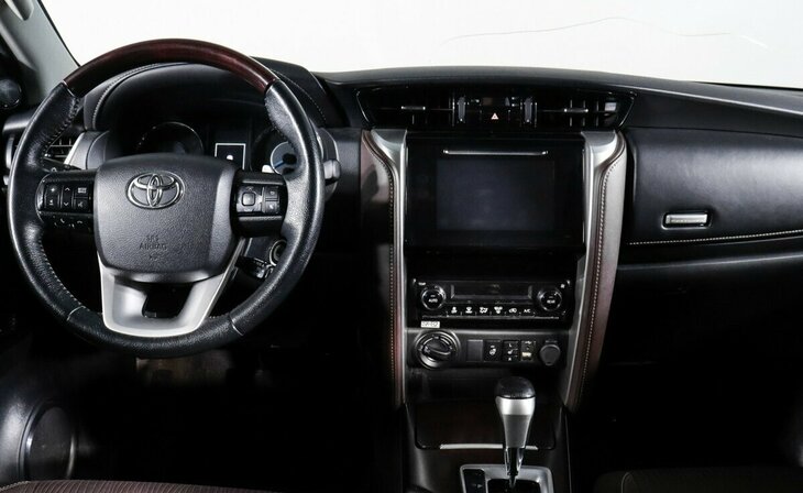 Toyota Fortuner - Фото 6