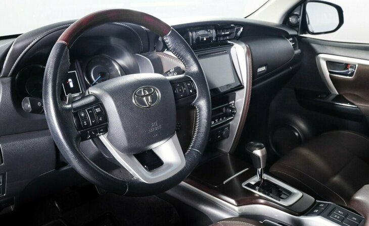 Toyota Fortuner - Фото 7