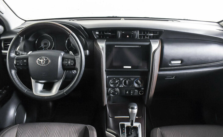 Toyota Fortuner - Фото 9