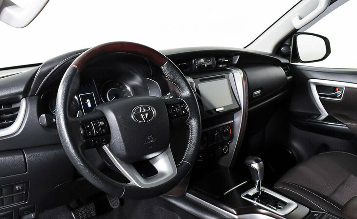 Toyota Fortuner - Фото 10