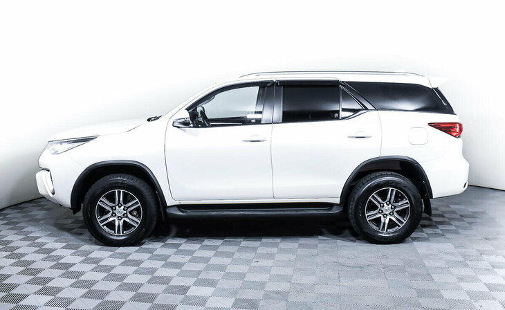 Toyota Fortuner - Фото 2