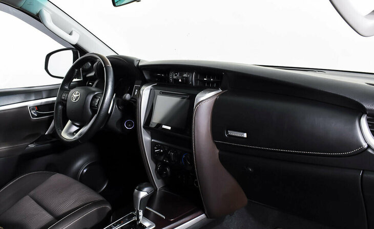 Toyota Fortuner - Фото 8