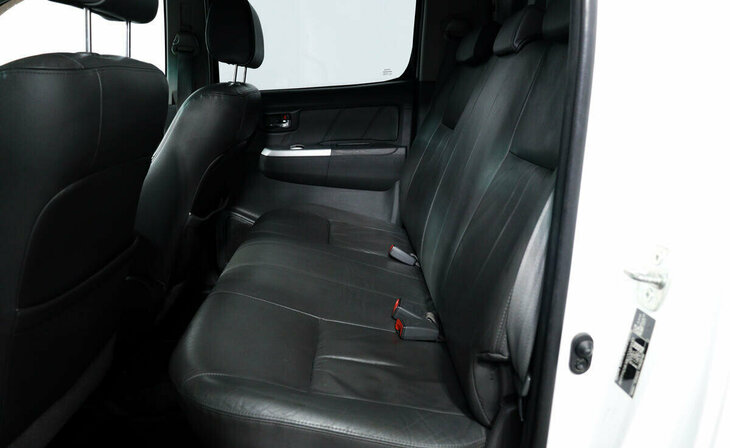 Toyota Hilux - Фото 9