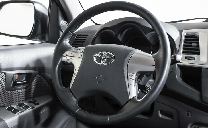 Toyota Hilux - Фото 11
