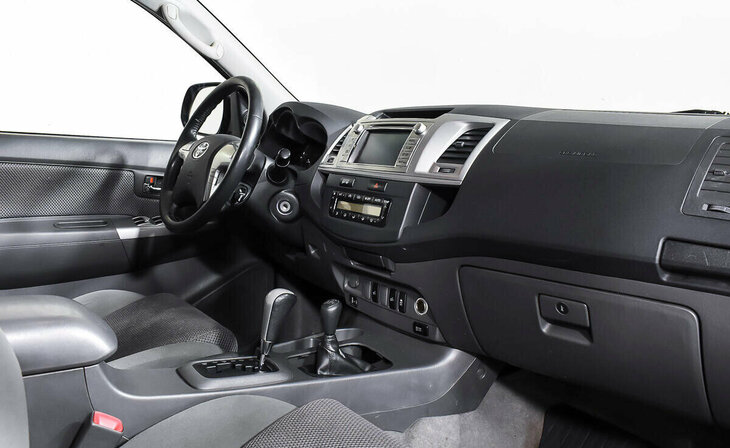 Toyota Hilux - Фото 8