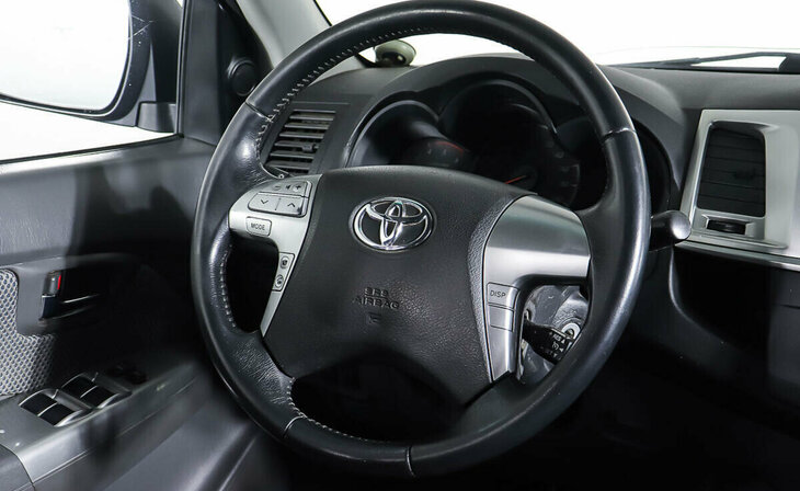 Toyota Hilux - Фото 9