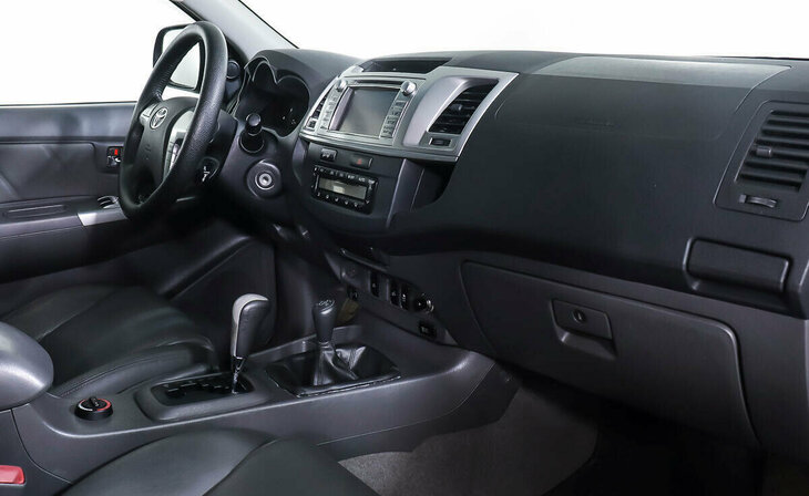 Toyota Hilux - Фото 6