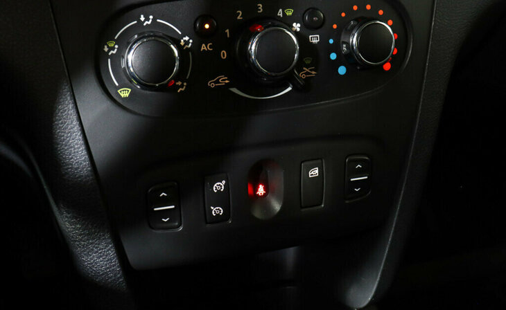 Renault Logan - Фото 12