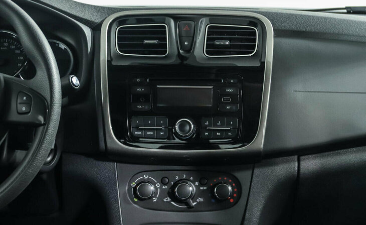 Renault Logan - Фото 6