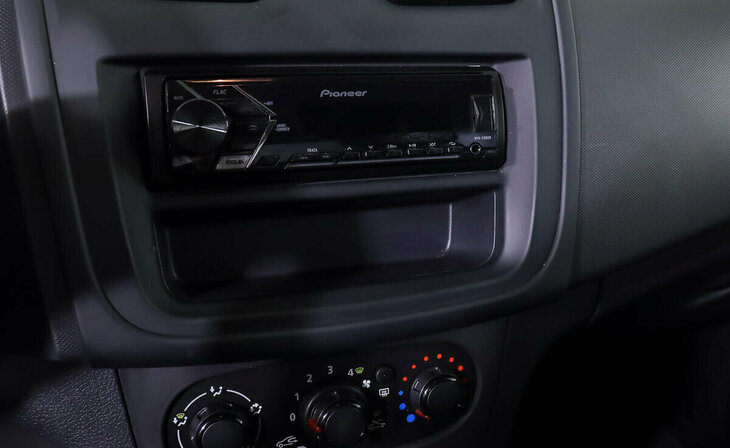 Renault Logan - Фото 12