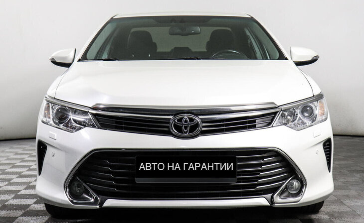 Toyota Camry - Фото 1