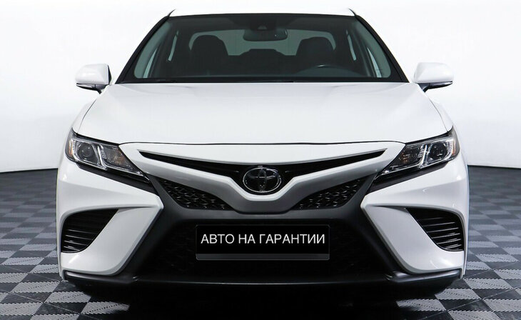 Toyota Camry - Фото 1