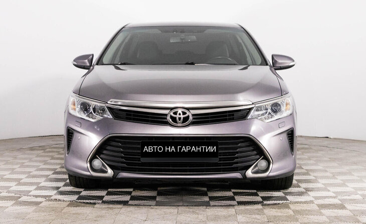 Toyota Camry - Фото 1