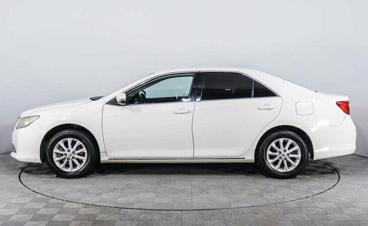 Toyota Camry - Фото 2