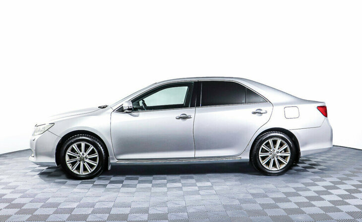Toyota Camry - Фото 2