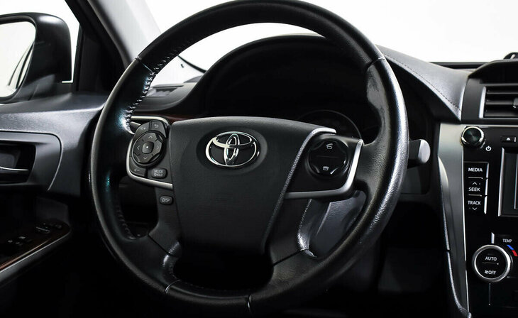 Toyota Camry - Фото 10