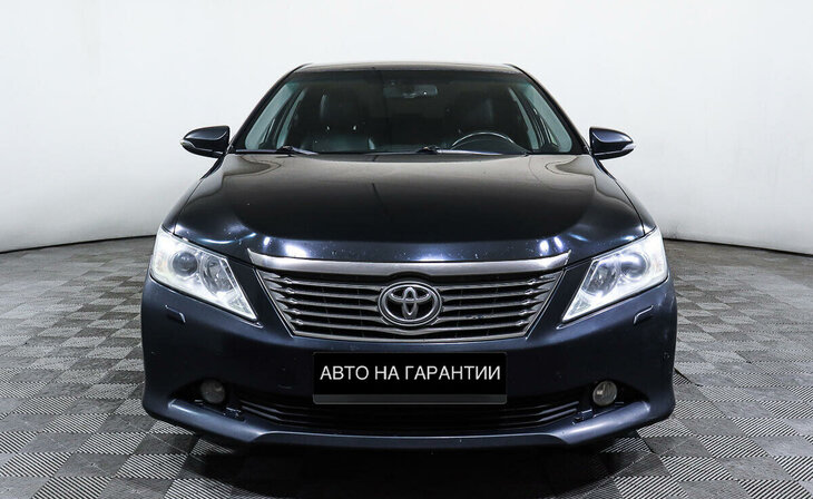 Toyota Camry - Фото 1