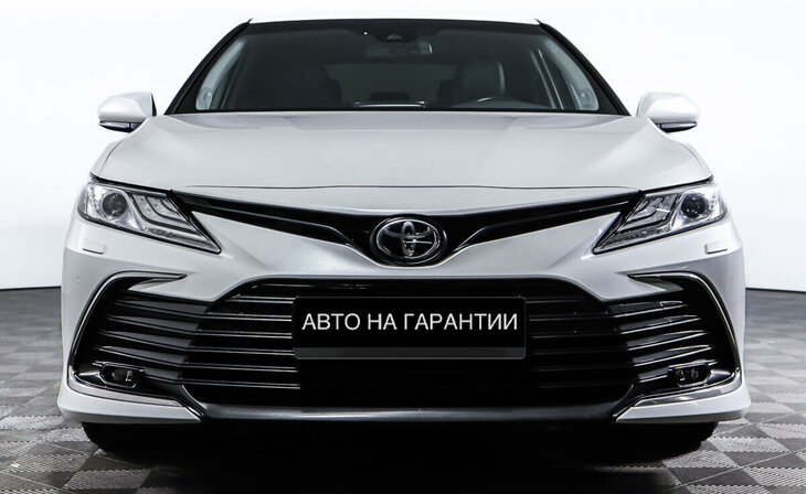 Toyota Camry - Фото 1