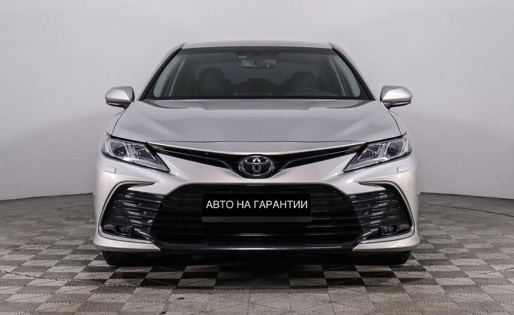 Toyota Camry - Фото 1