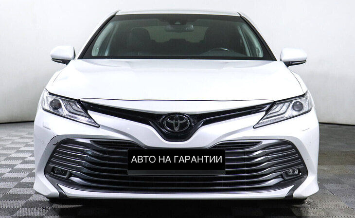 Toyota Camry - Фото 1