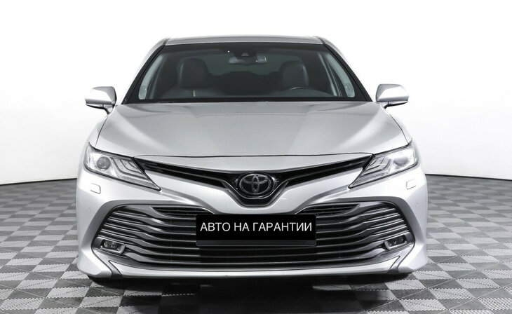 Toyota Camry - Фото 1