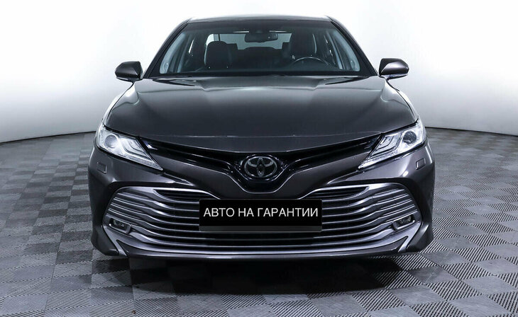 Toyota Camry - Фото 1