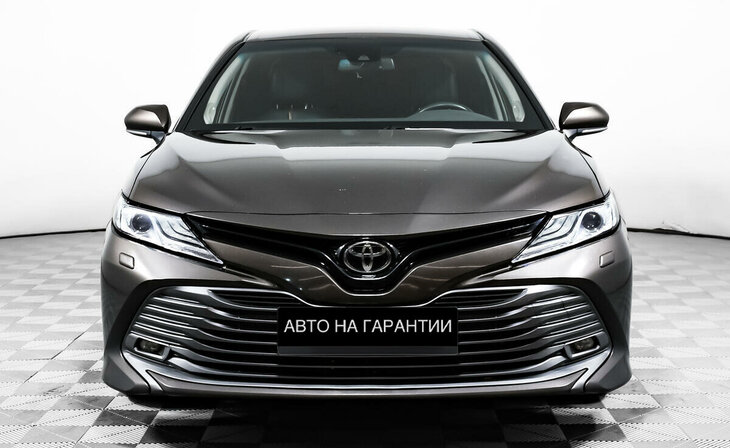 Toyota Camry - Фото 1