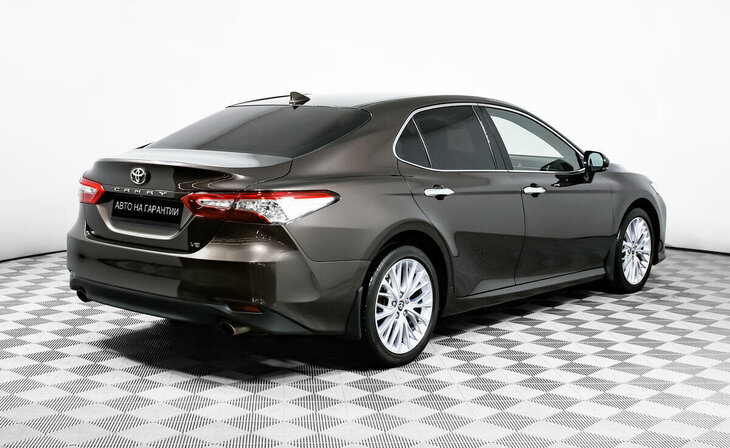 Toyota Camry - Фото 2