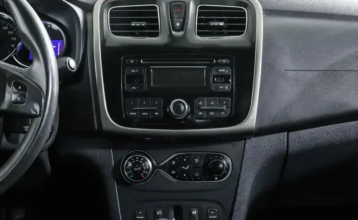 Renault Sandero - Фото 7