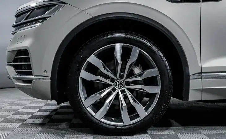 Volkswagen Touareg - Фото 4